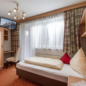 Zimmer mit Kingsize-Bett