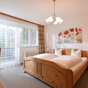 Zimmer mit Kingsize-Bett